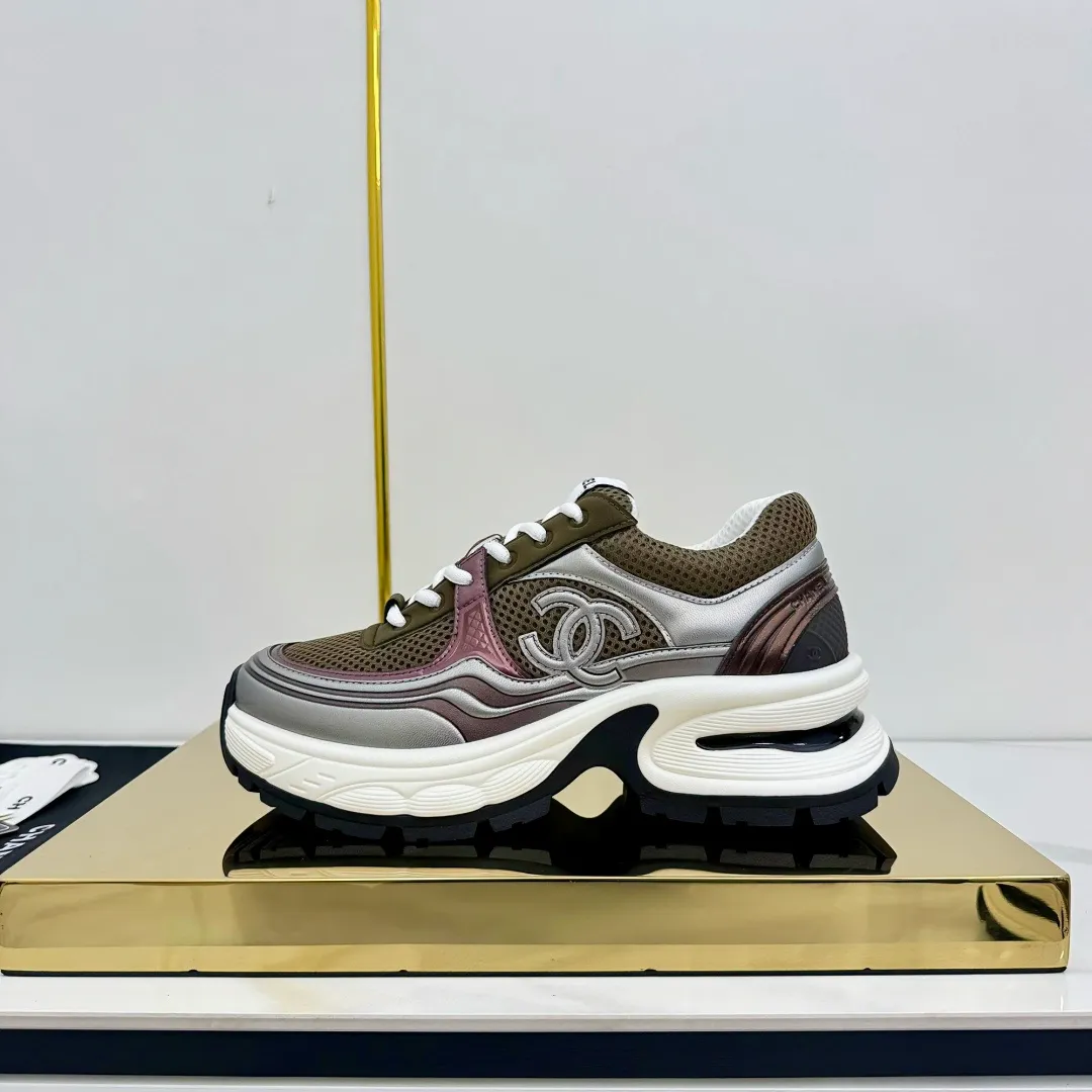 👟👟Ex-factory price 680👟👟 Upgraded version, upgraded version, upgraded version! No rebuttal accepted! ! ! ! Chanel Chanel panda shoes! 2025 counter's top casual sports shoes. This classic design; the upper is electro-embroidered with a variety of techniques; the outsole is fashionable and sporty; the unusual inclusion of a variety of color matching elements... The diversified mix and match is very good-looking and versatile, and can be used for leisure, fashion, sports, and outdoor... ꫛꫀꪝ Go➫ Materials: ❶Upper made of: original imported first-layer silk cowhide + original waterproof cloth + original first-layer cowhide ❷Inner lining: Original Yangli+Net ❸Outsole based on: Original TPU combination outsole Counter boutique packaging complete set for women 35–41 👉 👉 👉 👉